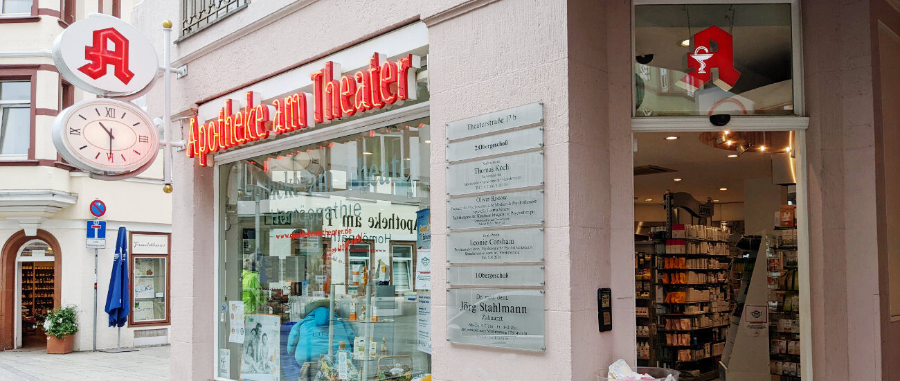 Apotheke-am-Theater-Geschäft-des-Monats-Juli-2022