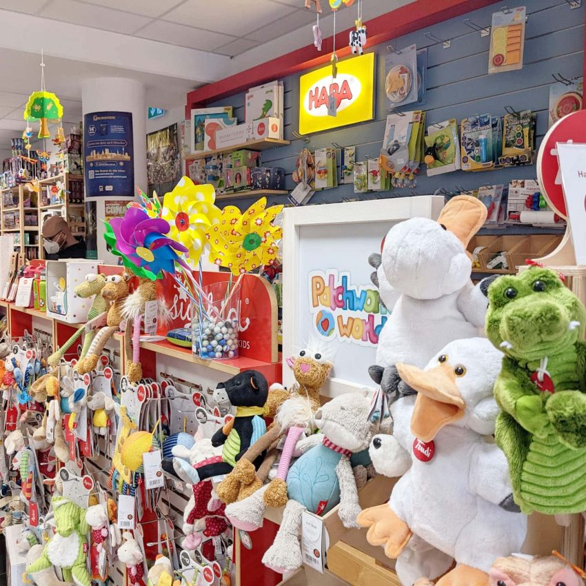 Geschäft des Monats September: Spieleburg - Eingangsbereich mit Kleinkinder-Spielzeug