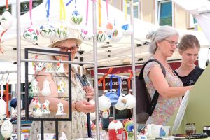 Der Kunsthandwerkermarkt wird in diesem Jahr auf dem Markt vor dem Alten Rathaus stattfinden | Göttingen zieht an 2023