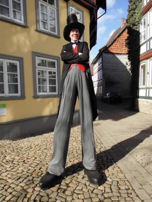 Hannes Lülf wandelt als 'Ottokar der Große' durch die Göttinger Innenstadt | Göttingen zieht an 2023