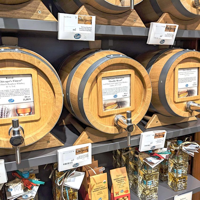 Die in Fässern gelagerten Rum- und Whisky-Spezialitäten sind Gaumen- und Augenschmaus zugleich.